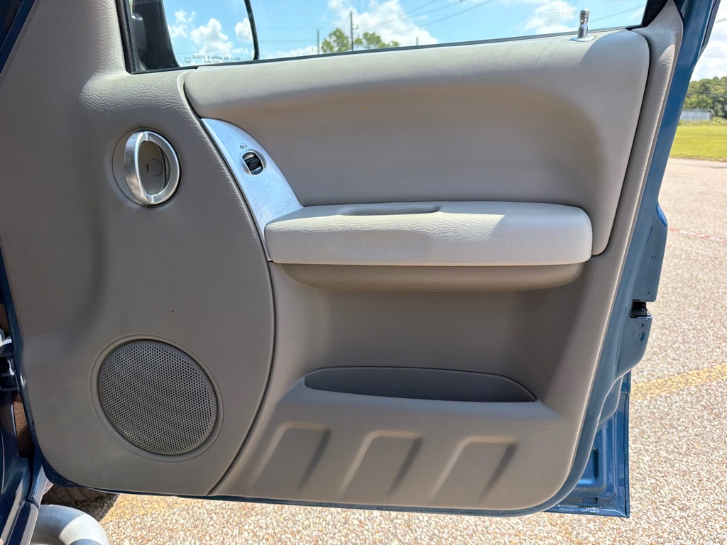 Photo 19 of this JEEP LIBERTY