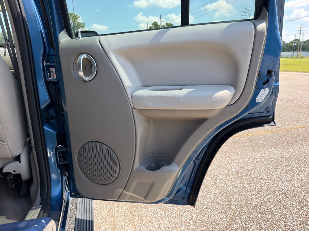 Photo 20 of this JEEP LIBERTY