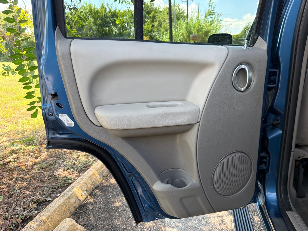 Photo 21 of this JEEP LIBERTY