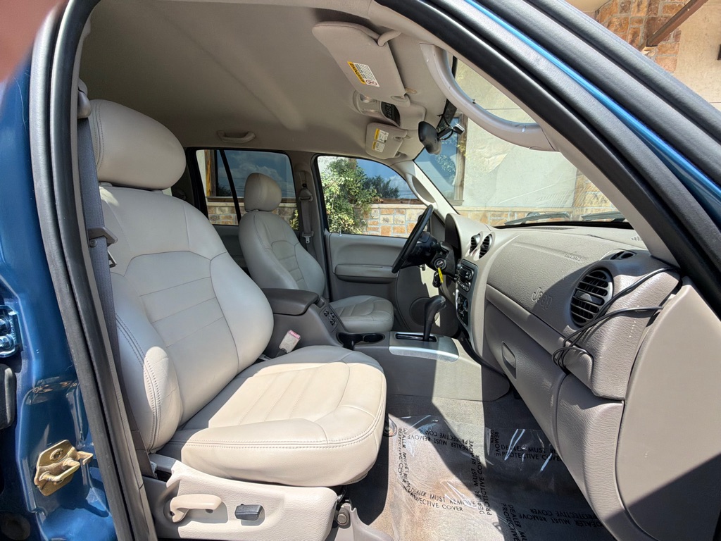 Photo 16 of this JEEP LIBERTY