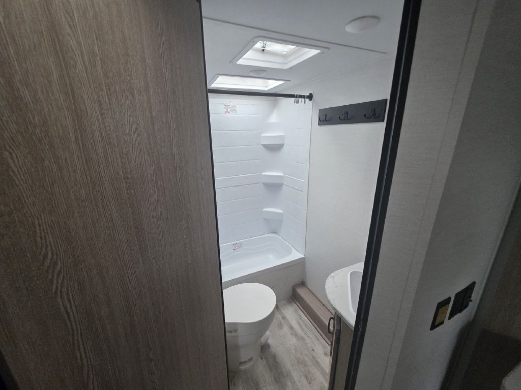 Photo 9 of this GULFSTREAM CONQUEST 228SB