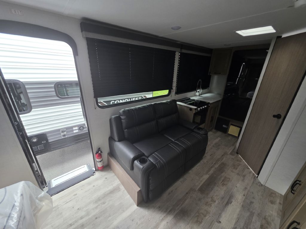 Photo 11 of this GULFSTREAM CONQUEST 228SB