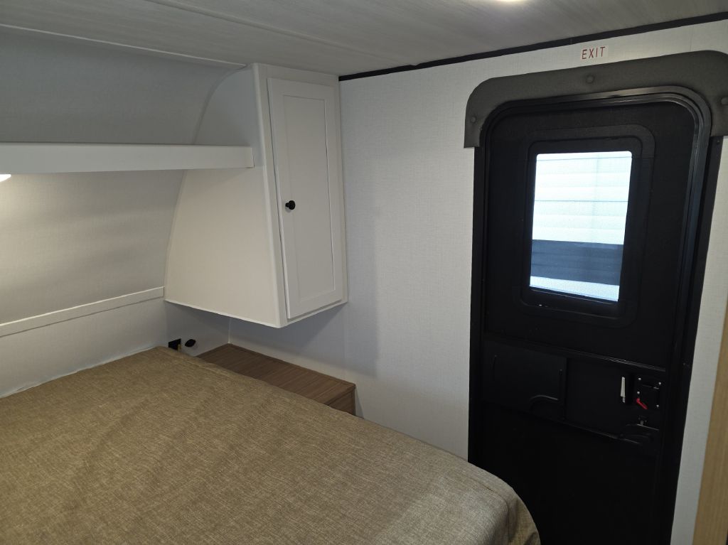 Photo 8 of this KEYSTONE PASSPORT 210RKC