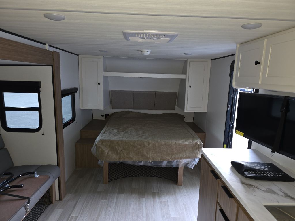 Photo 2 of this KEYSTONE PASSPORT 180RBC