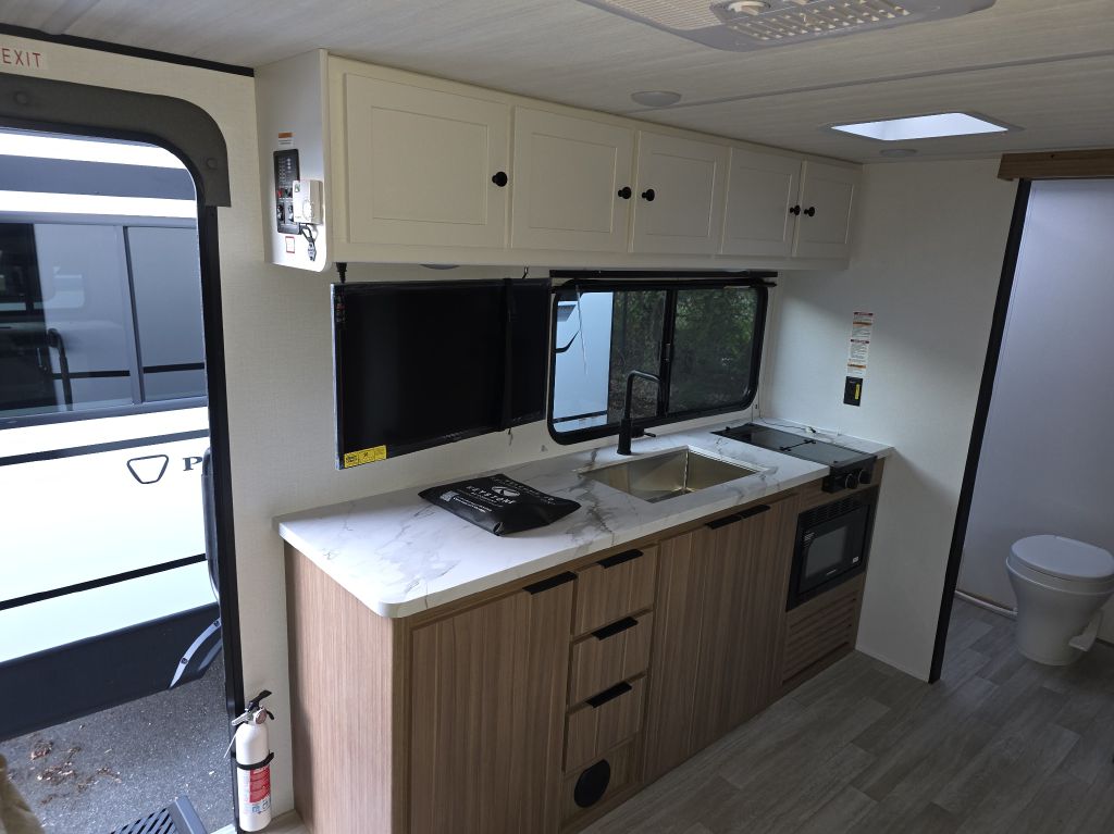 Photo 6 of this KEYSTONE PASSPORT 180RBC