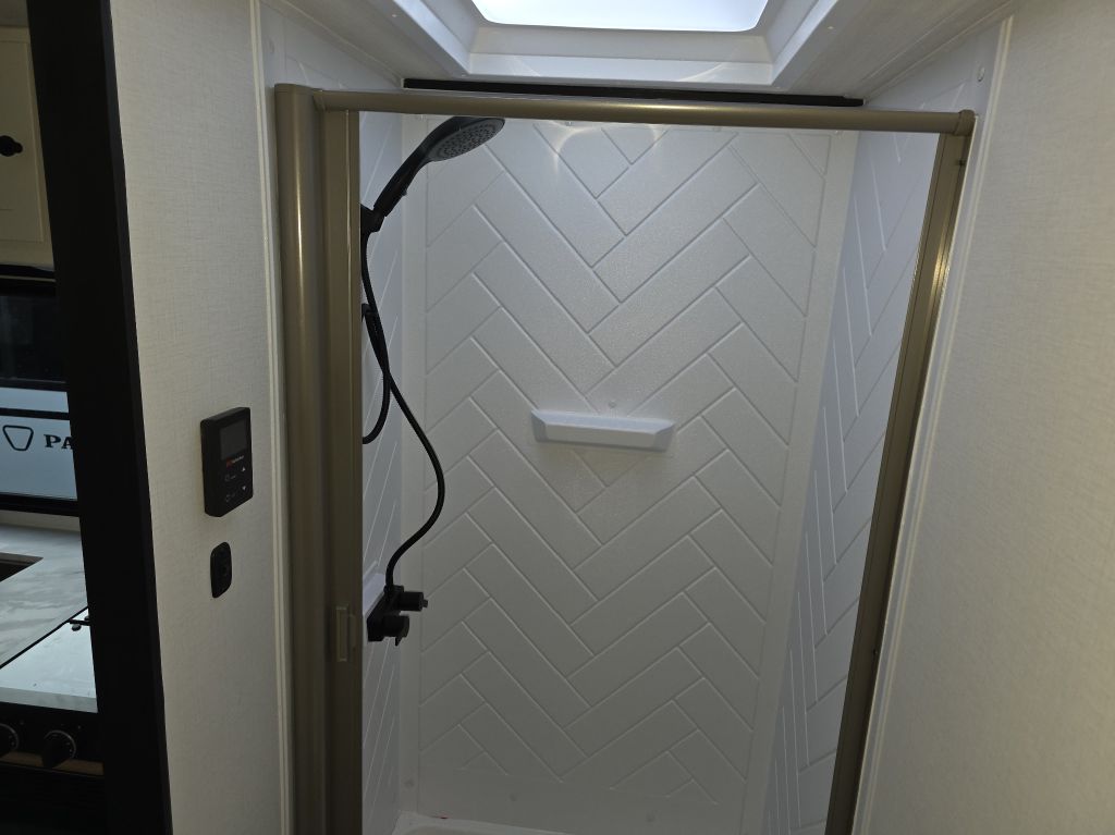 Photo 7 of this KEYSTONE PASSPORT 180RBC