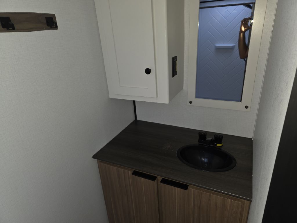 Photo 8 of this KEYSTONE PASSPORT 180RBC