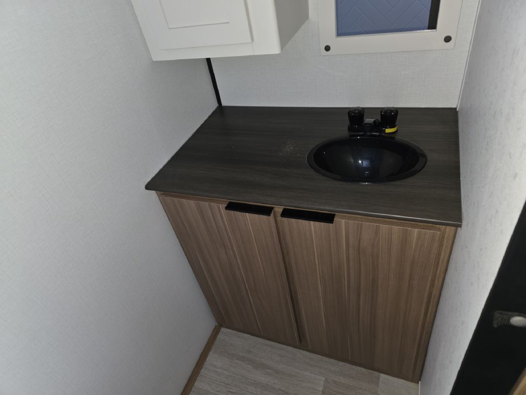 Photo 9 of this KEYSTONE PASSPORT 180RBC