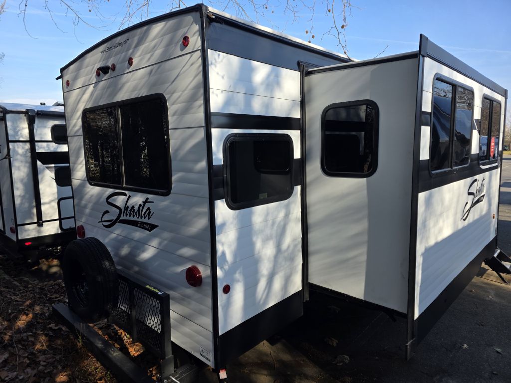 Photo 3 of this SHASTA 33RLTS