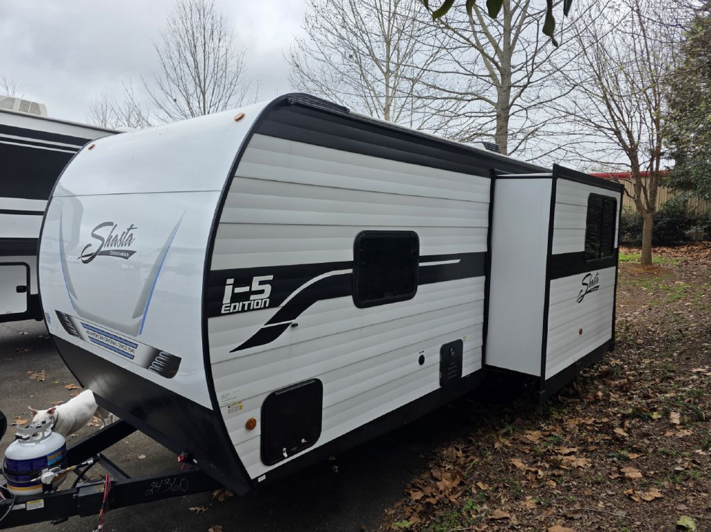 Photo 4 of this SHASTA 525RS