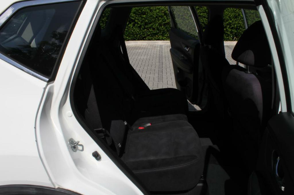 Photo 13 of this NISSAN ROGUE
