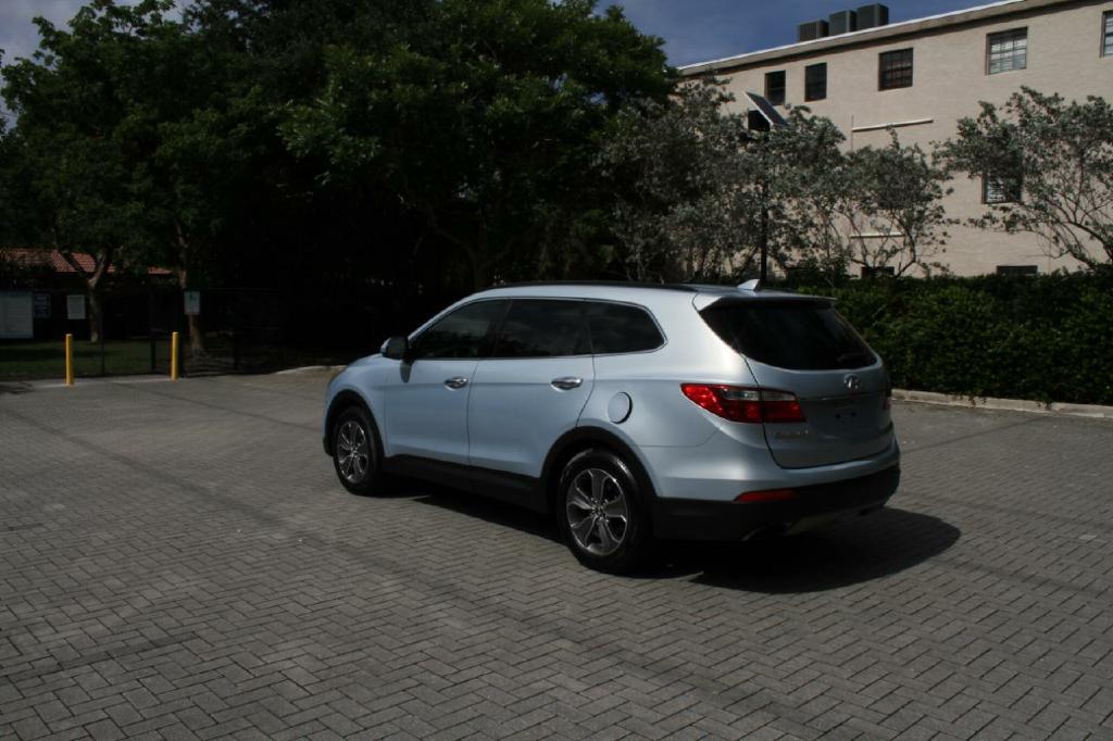 Photo 8 of this HYUNDAI SANTA FE