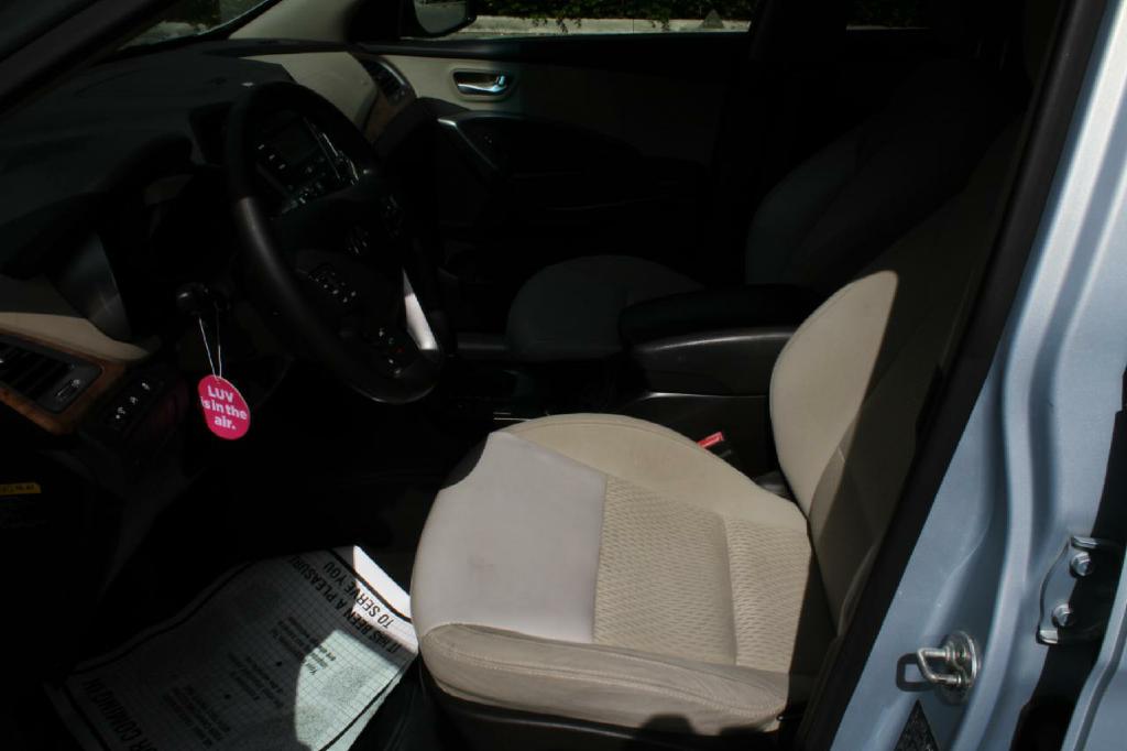 Photo 9 of this HYUNDAI SANTA FE