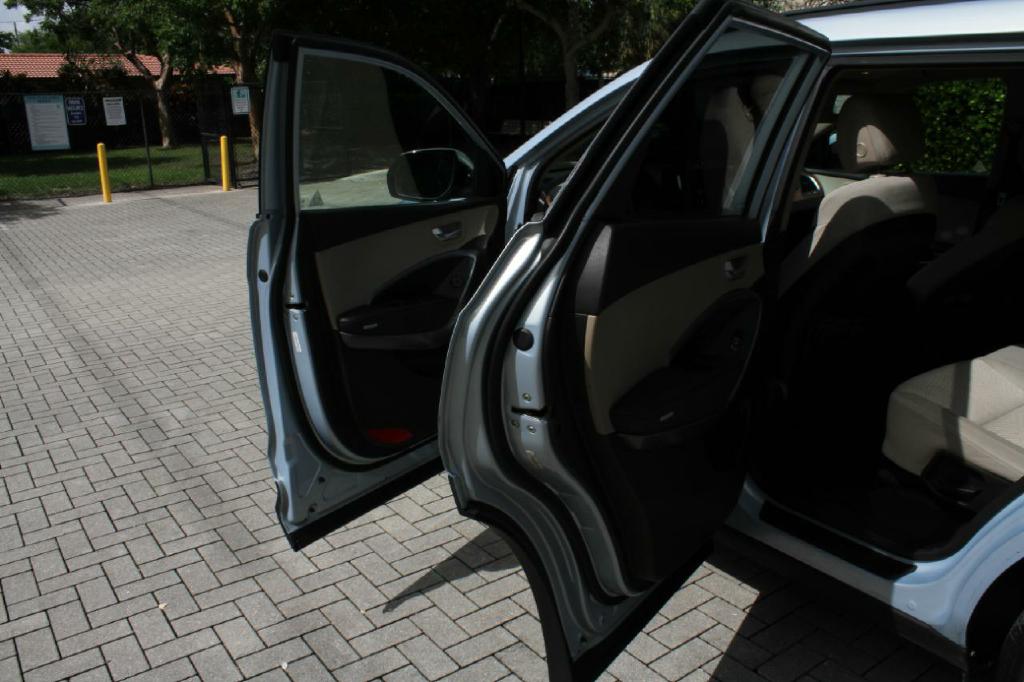 Photo 11 of this HYUNDAI SANTA FE