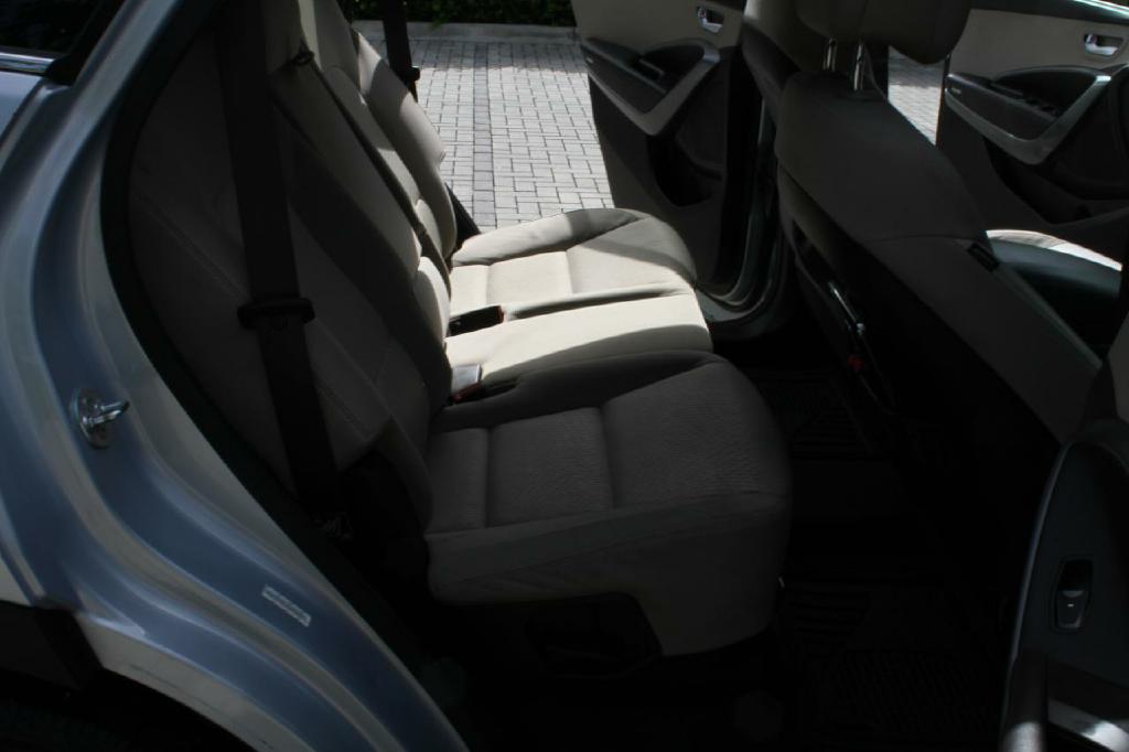 Photo 13 of this HYUNDAI SANTA FE