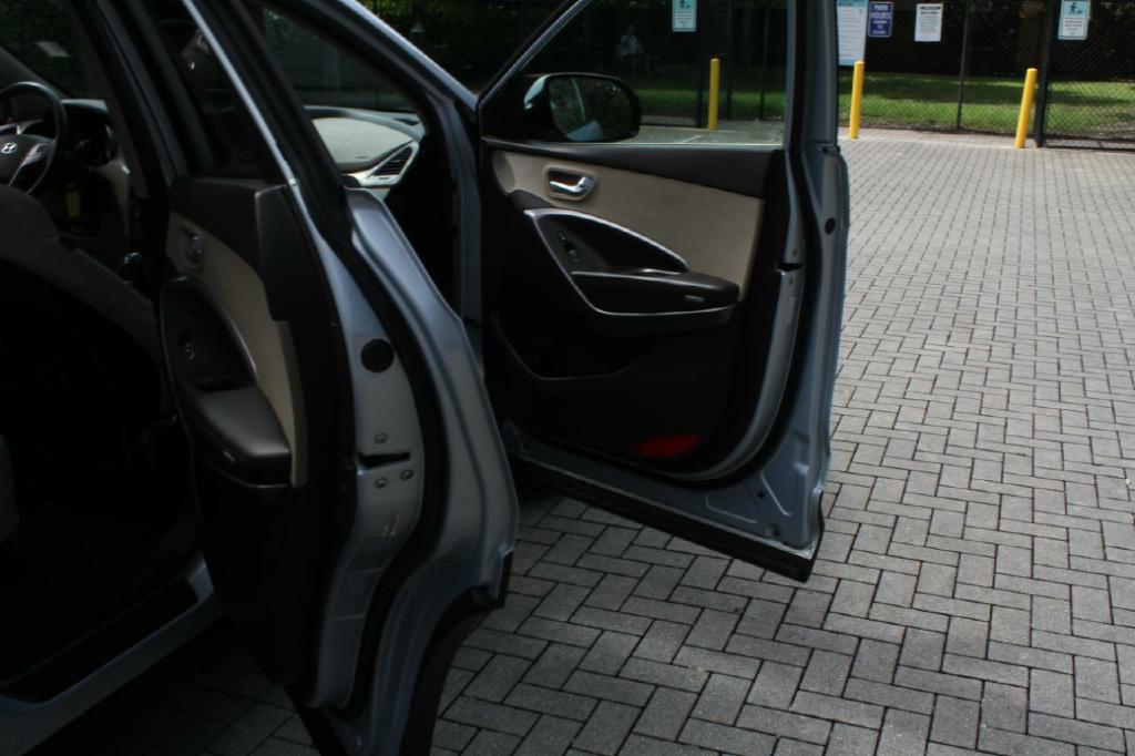 Photo 14 of this HYUNDAI SANTA FE