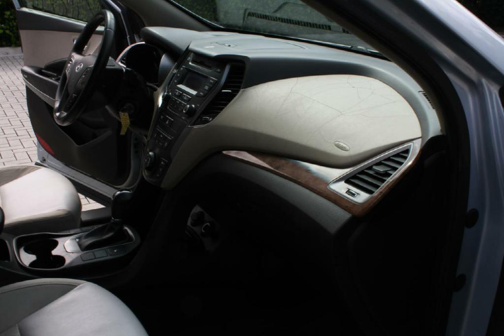 Photo 15 of this HYUNDAI SANTA FE