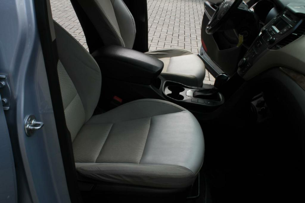 Photo 16 of this HYUNDAI SANTA FE