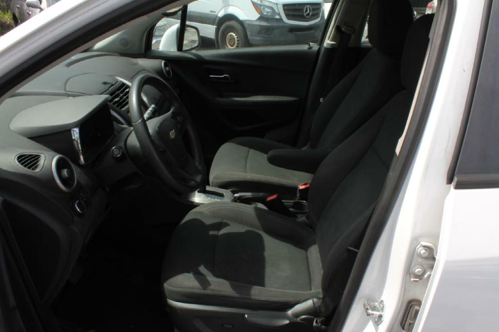 Photo 6 of this CHEVROLET TRAX