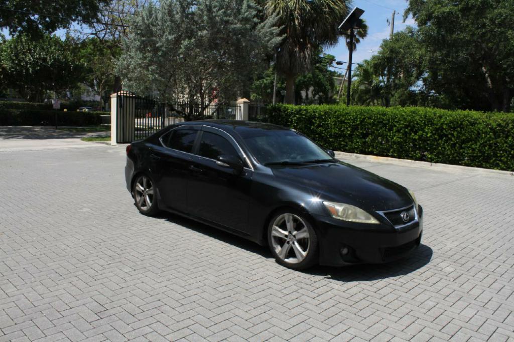 Photo 4 of this LEXUS IS