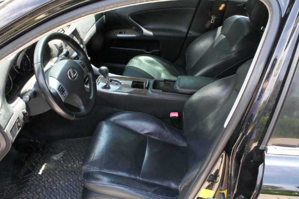 Photo 8 of this LEXUS IS