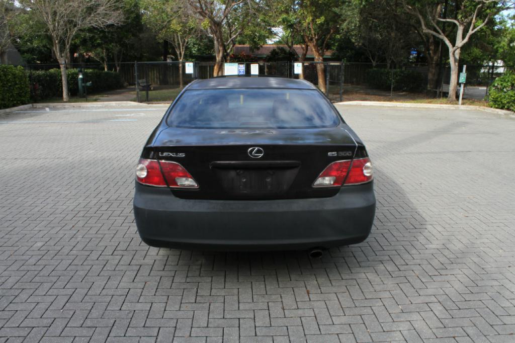 Photo 7 of this LEXUS ES 300
