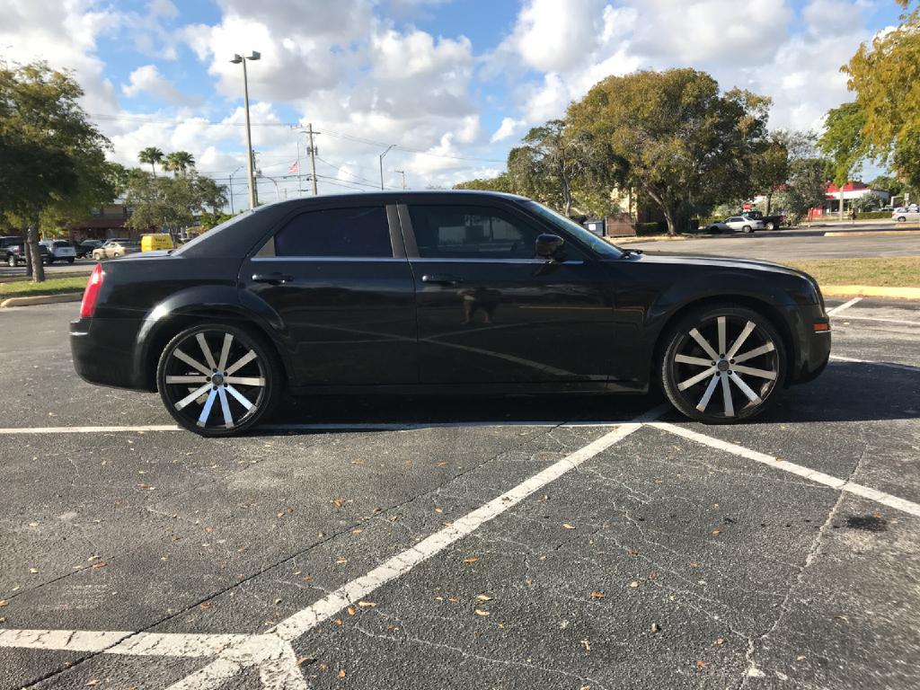 Photo 4 of this CHRYSLER 300