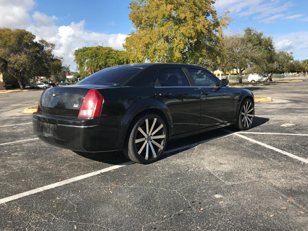 Photo 5 of this CHRYSLER 300