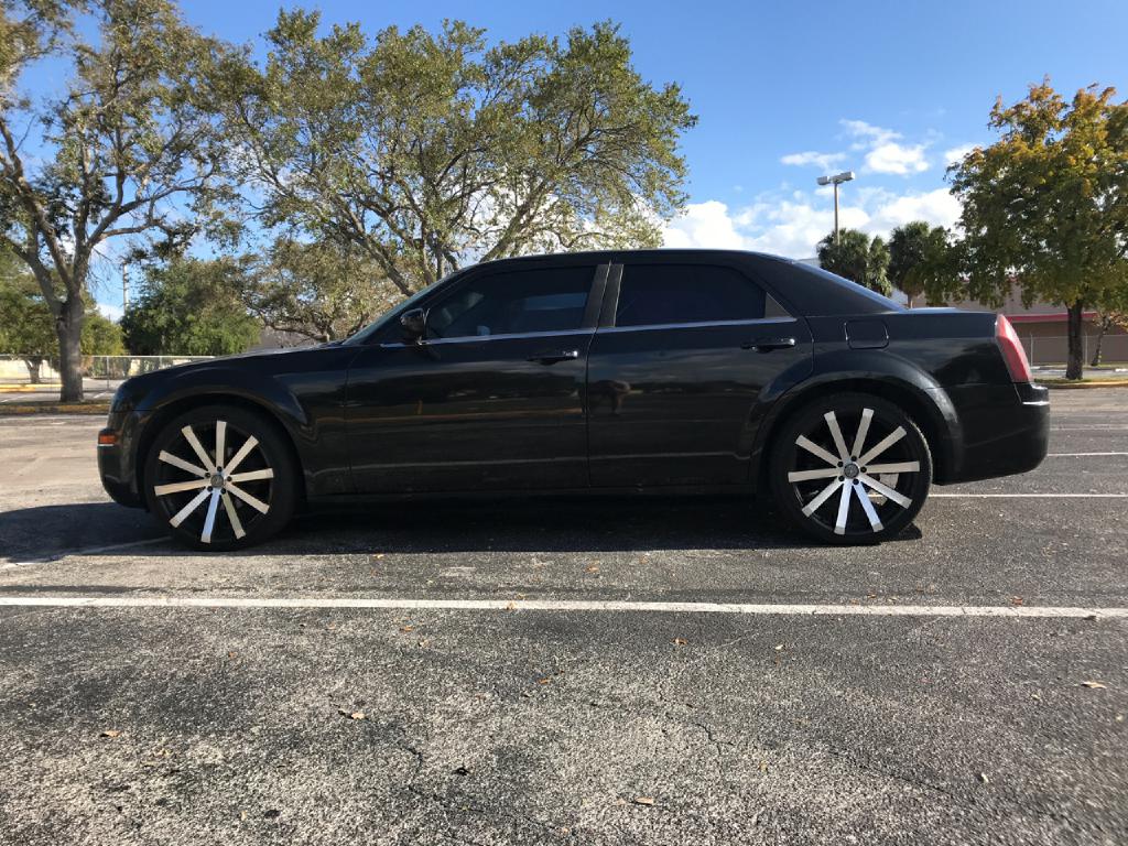 Photo 8 of this CHRYSLER 300