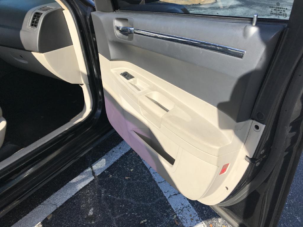 Photo 12 of this CHRYSLER 300