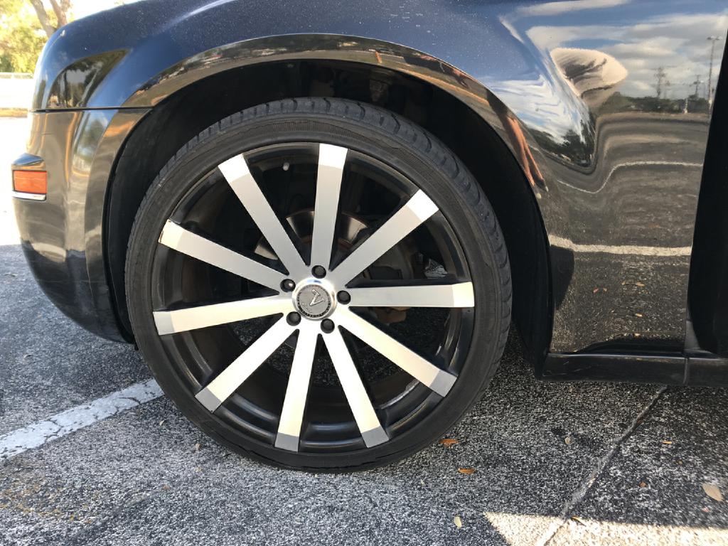 Photo 15 of this CHRYSLER 300