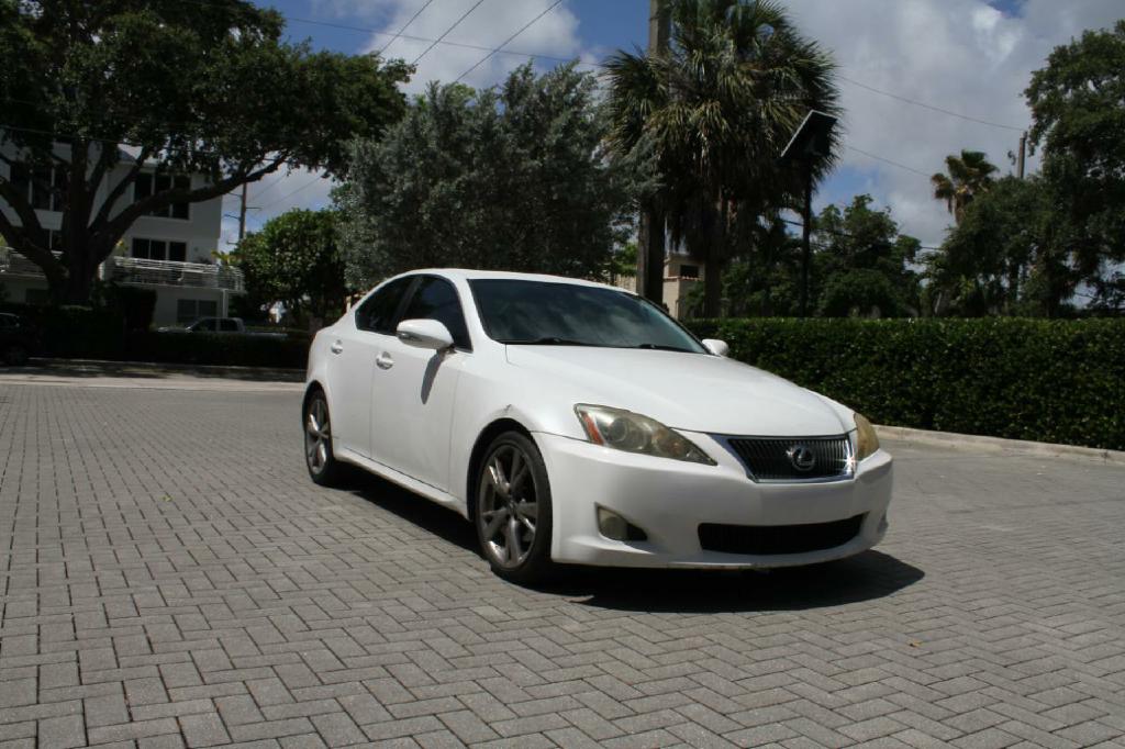 Photo 3 of this LEXUS IS
