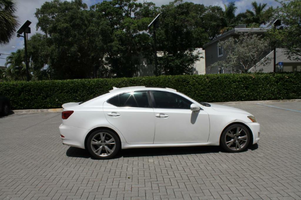 Photo 4 of this LEXUS IS