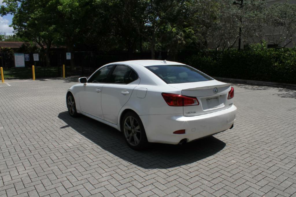 Photo 7 of this LEXUS IS