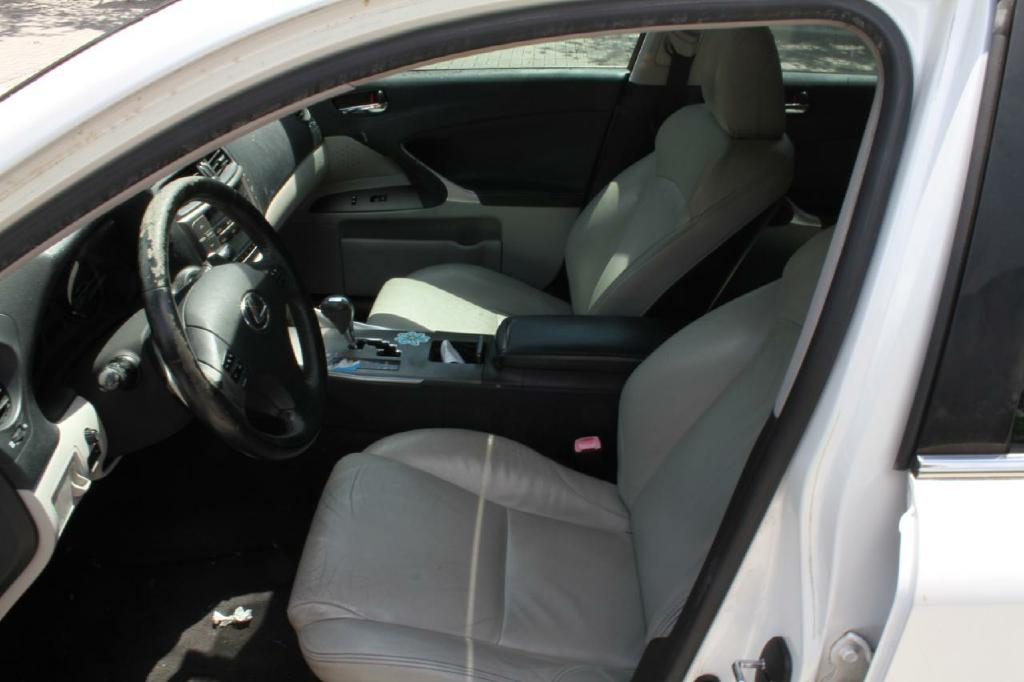 Photo 8 of this LEXUS IS