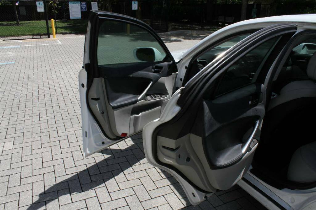 Photo 10 of this LEXUS IS