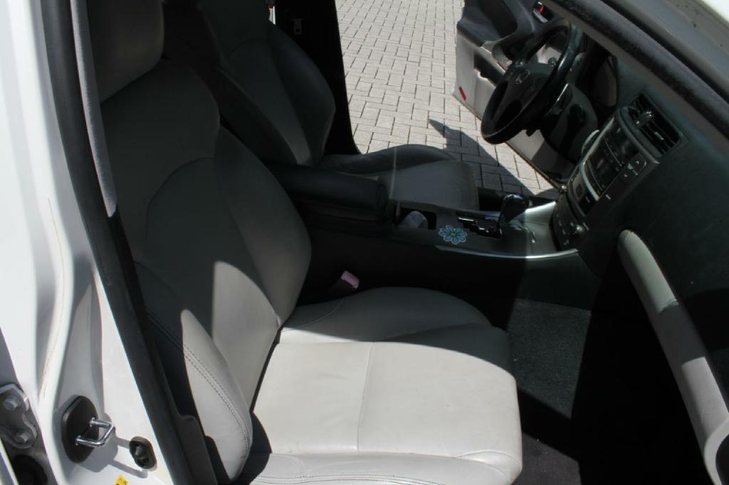 Photo 13 of this LEXUS IS