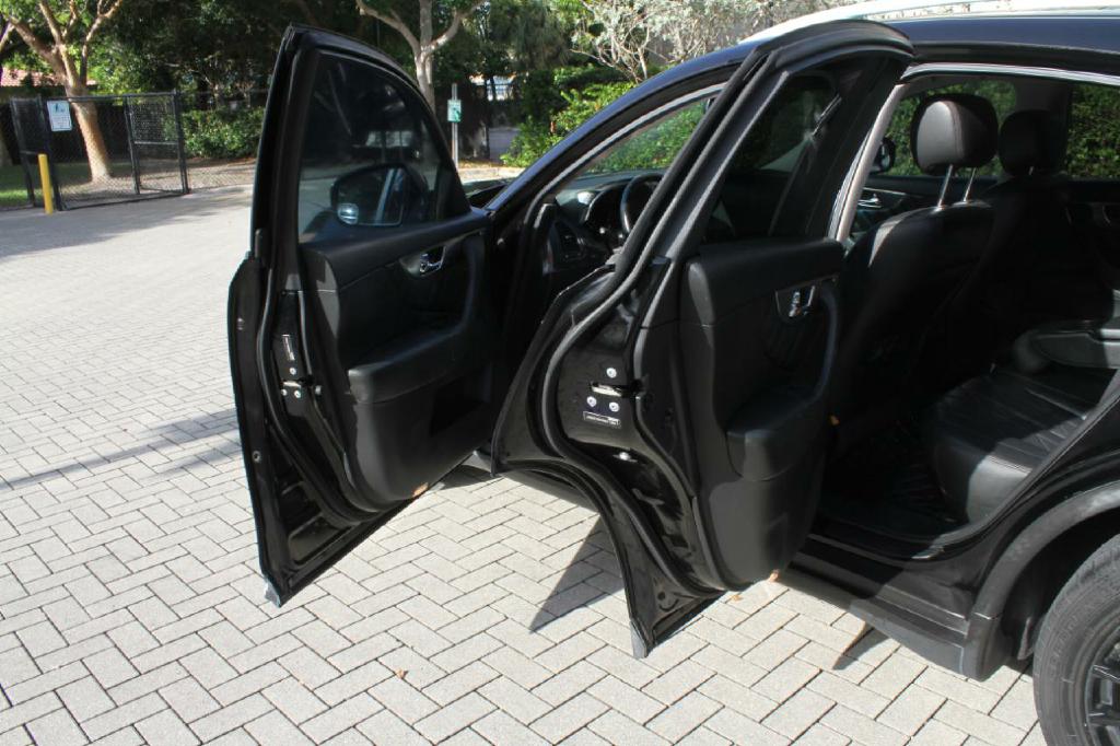 Photo 8 of this INFINITI FX