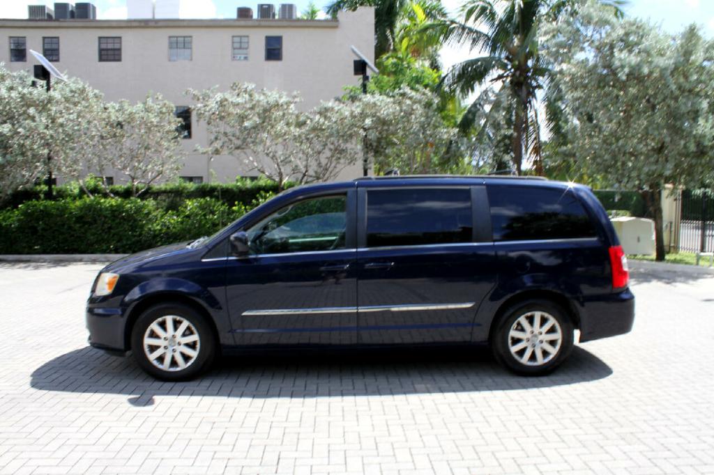 Photo 2 of this CHRYSLER TOWN & COUN