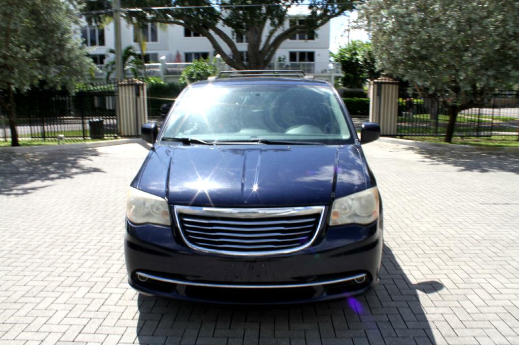 Photo 3 of this CHRYSLER TOWN & COUN