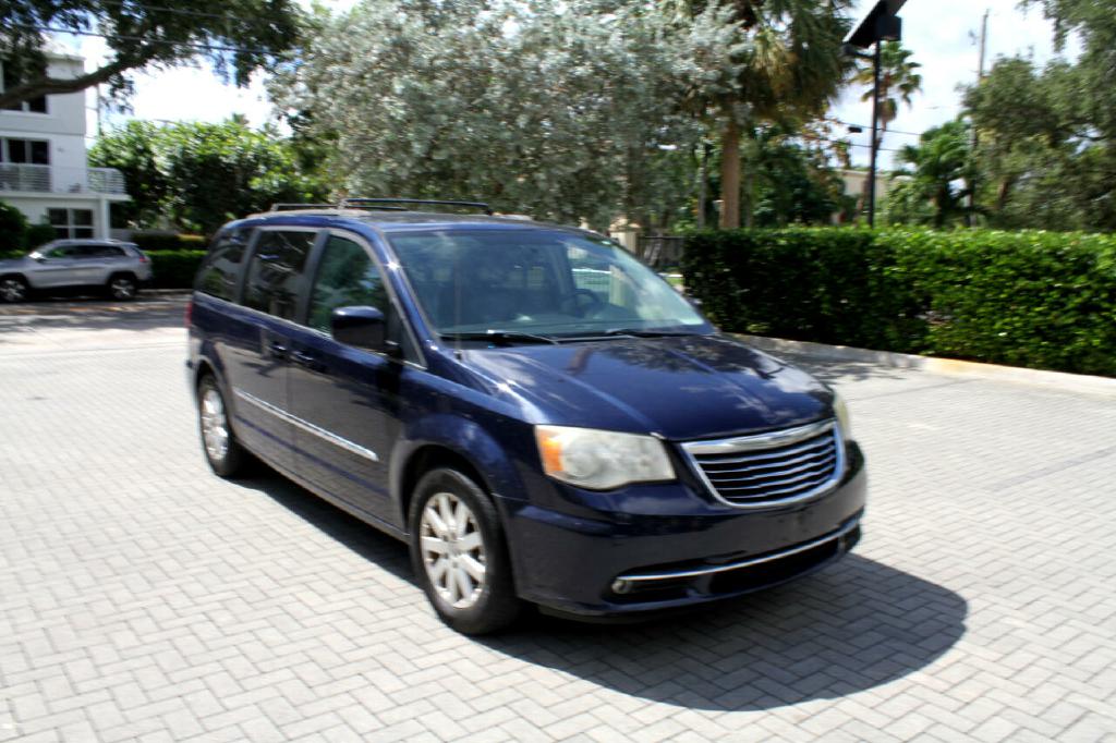 Photo 4 of this CHRYSLER TOWN & COUN