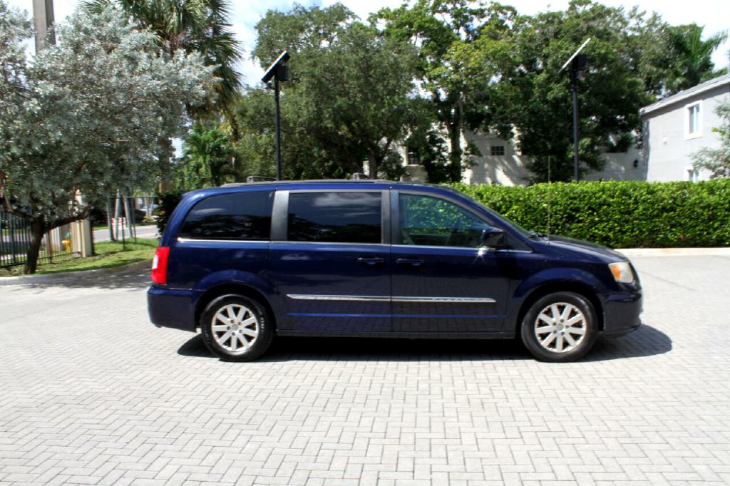 Photo 5 of this CHRYSLER TOWN & COUN