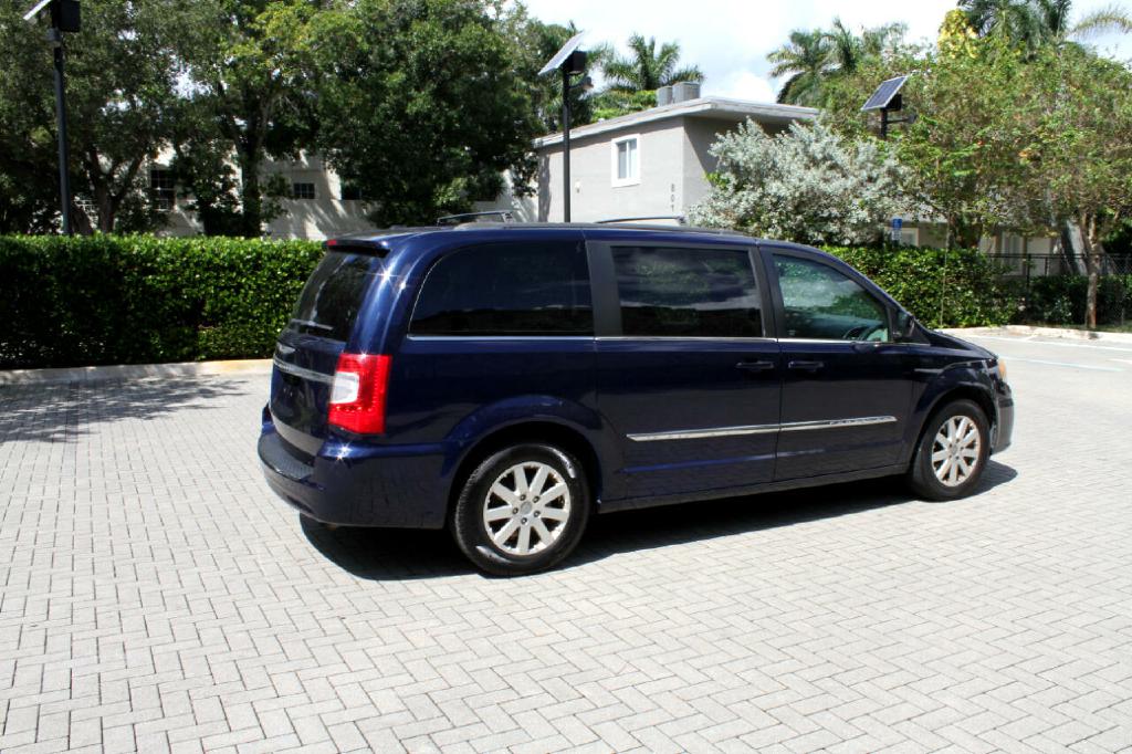 Photo 6 of this CHRYSLER TOWN & COUN