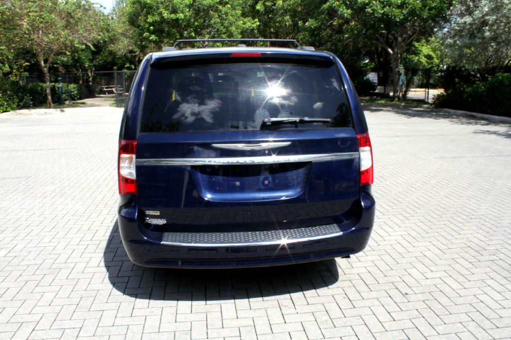 Photo 7 of this CHRYSLER TOWN & COUN