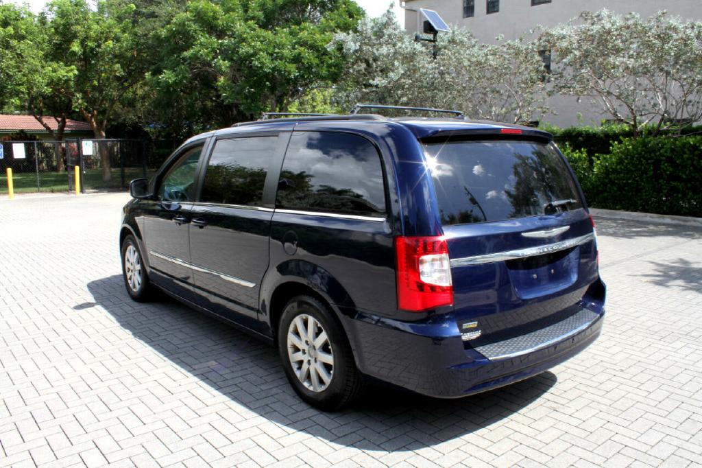 Photo 8 of this CHRYSLER TOWN & COUN