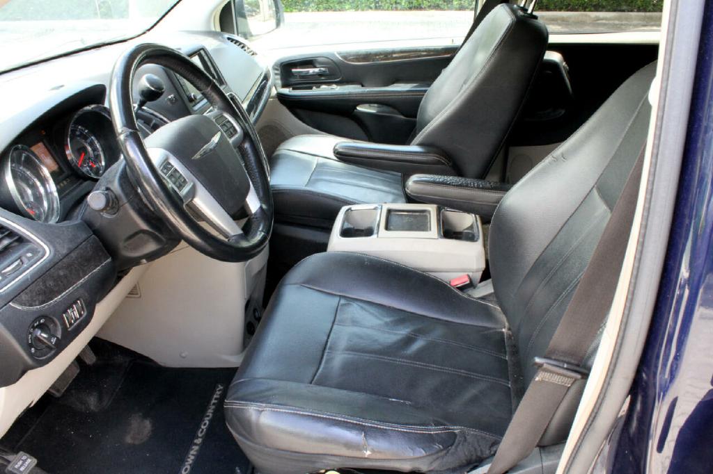 Photo 9 of this CHRYSLER TOWN & COUN