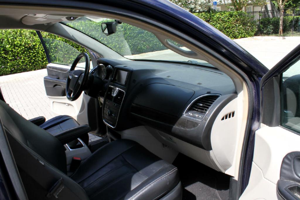 Photo 10 of this CHRYSLER TOWN & COUN