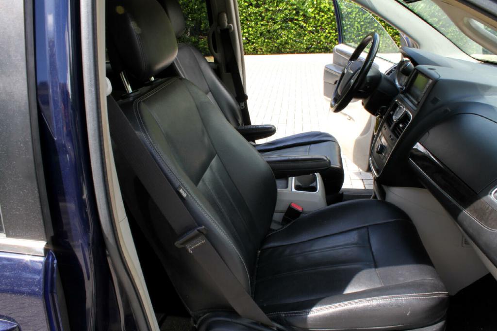Photo 11 of this CHRYSLER TOWN & COUN
