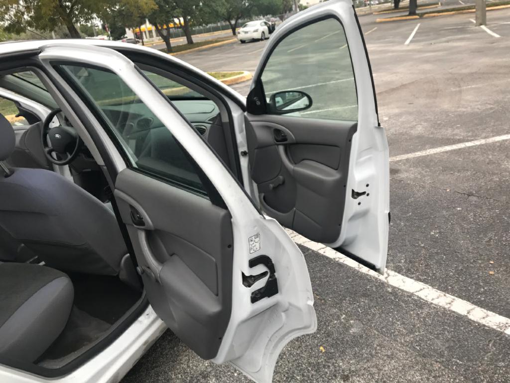 Photo 14 of this FORD FOCUS