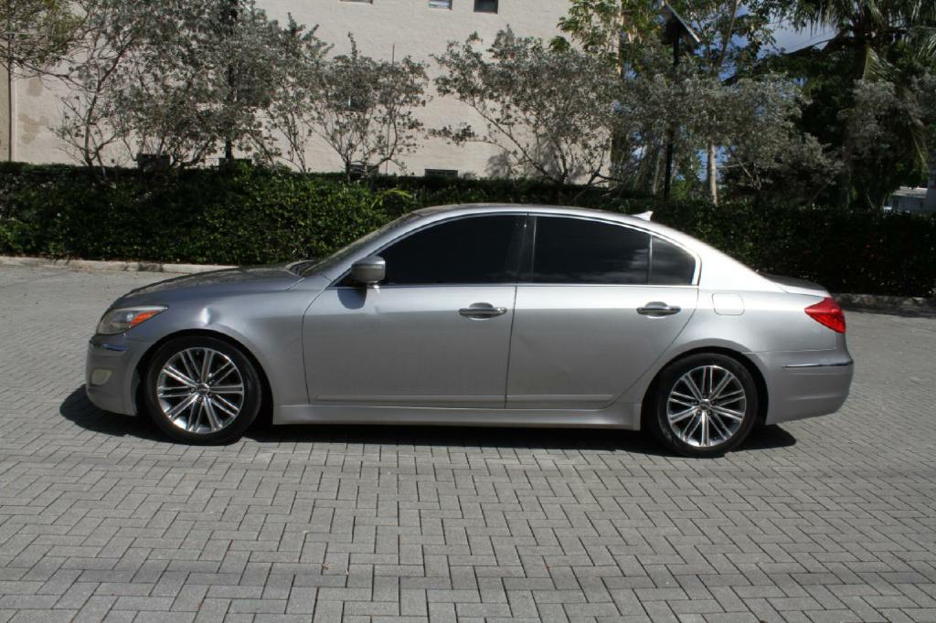 Photo 2 of this HYUNDAI GENESIS